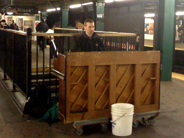 subway-piano-1.jpg